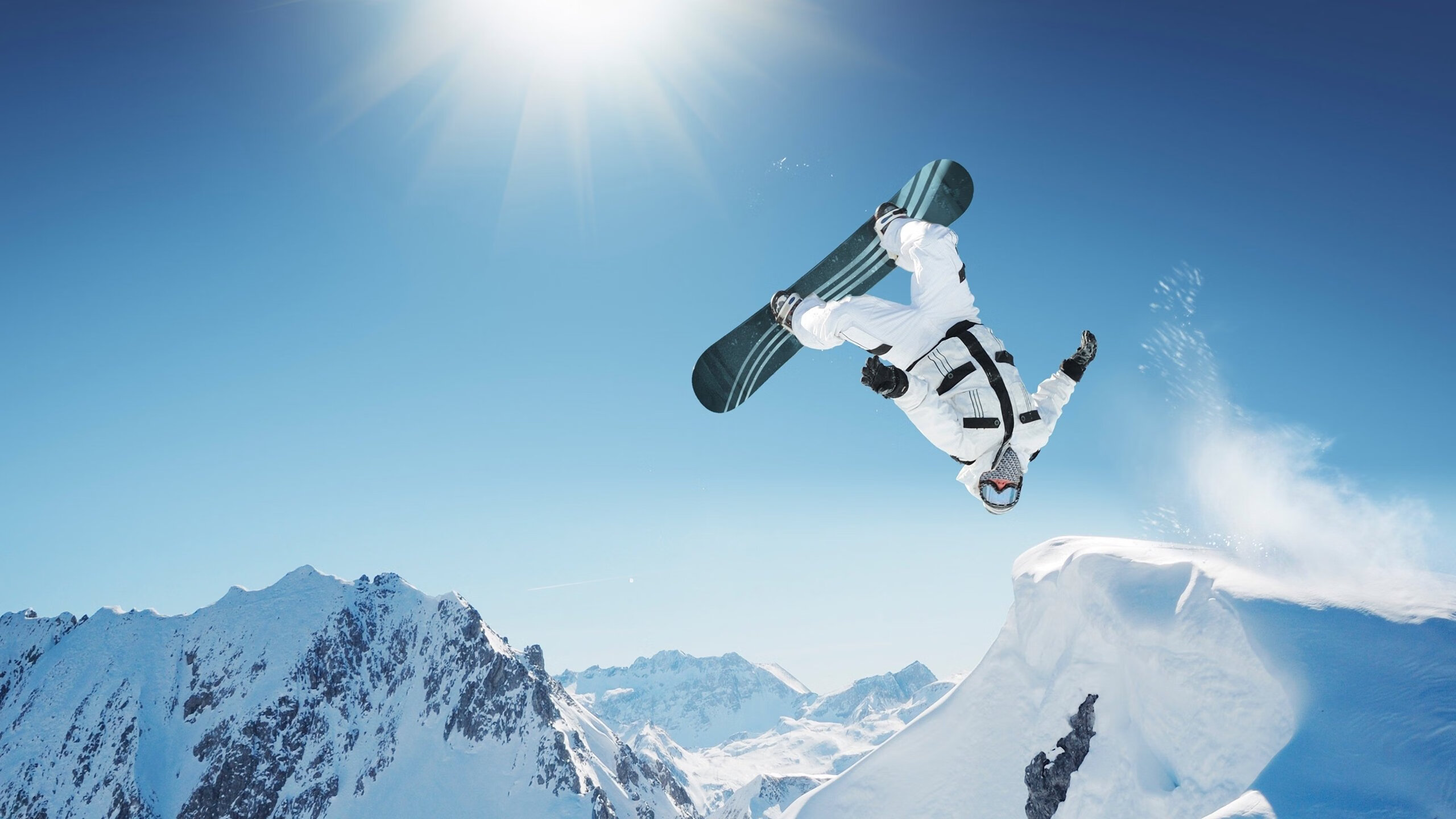 “简阳文体中心：篮球与羽毛球并行，赛事精彩不断”