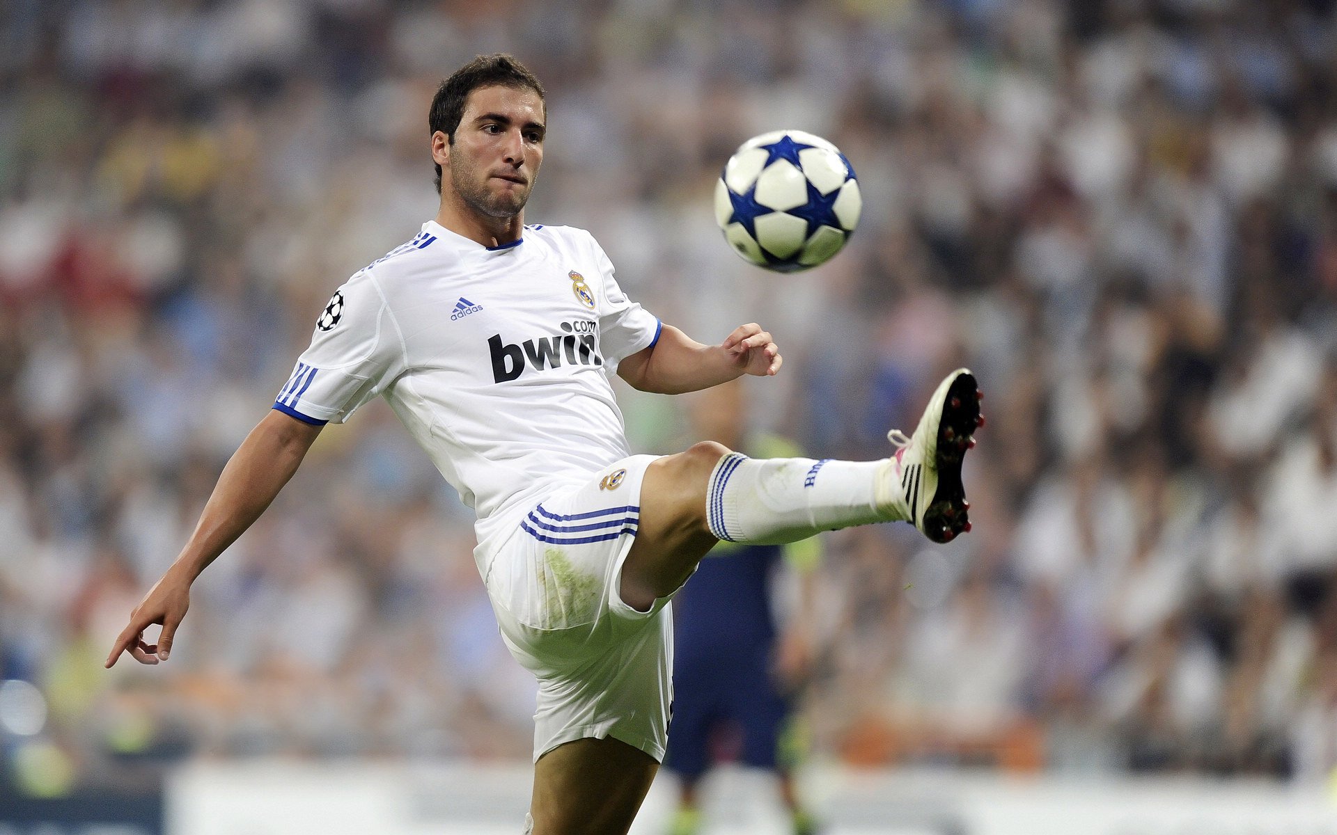 法甲赛季中球员体能衰减及其恢复干预效果研究，法甲球员晕倒